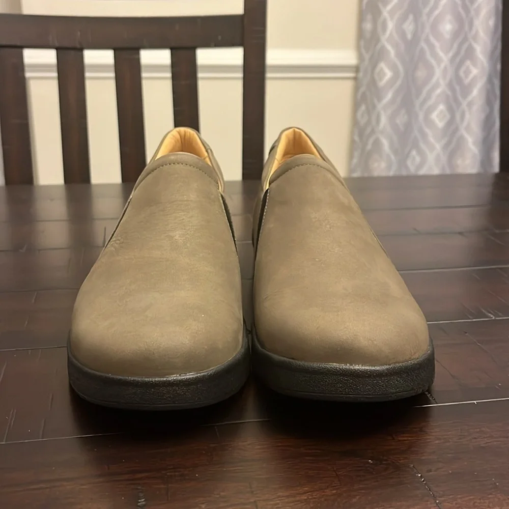 Samuel Hubbard Marin Slip-On Shoes Taupe Nubuck Brazil Women’s Size 9.5 W Wide